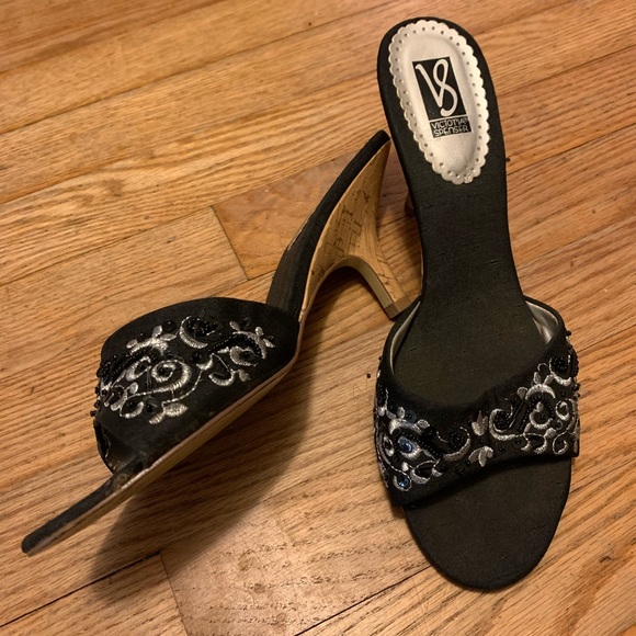 Victoria Spenser Beaded & Embroidered black & silver kitten heel/pumps Sz 11 - Picture 2 of 5